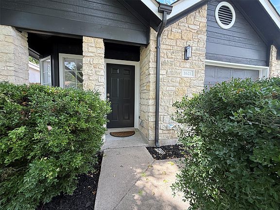 2nd image of 1621 Parkfield Cir