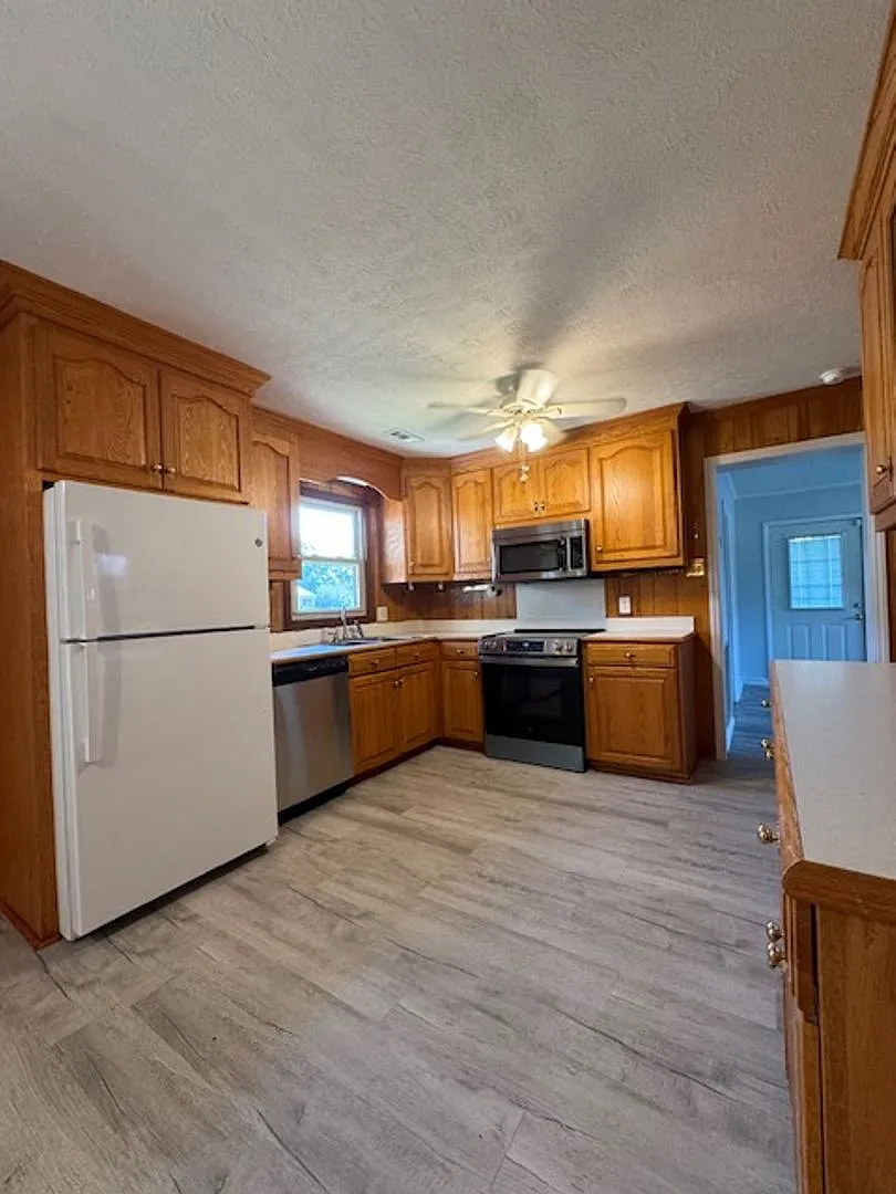 201 Rose Drive — Photo 4
