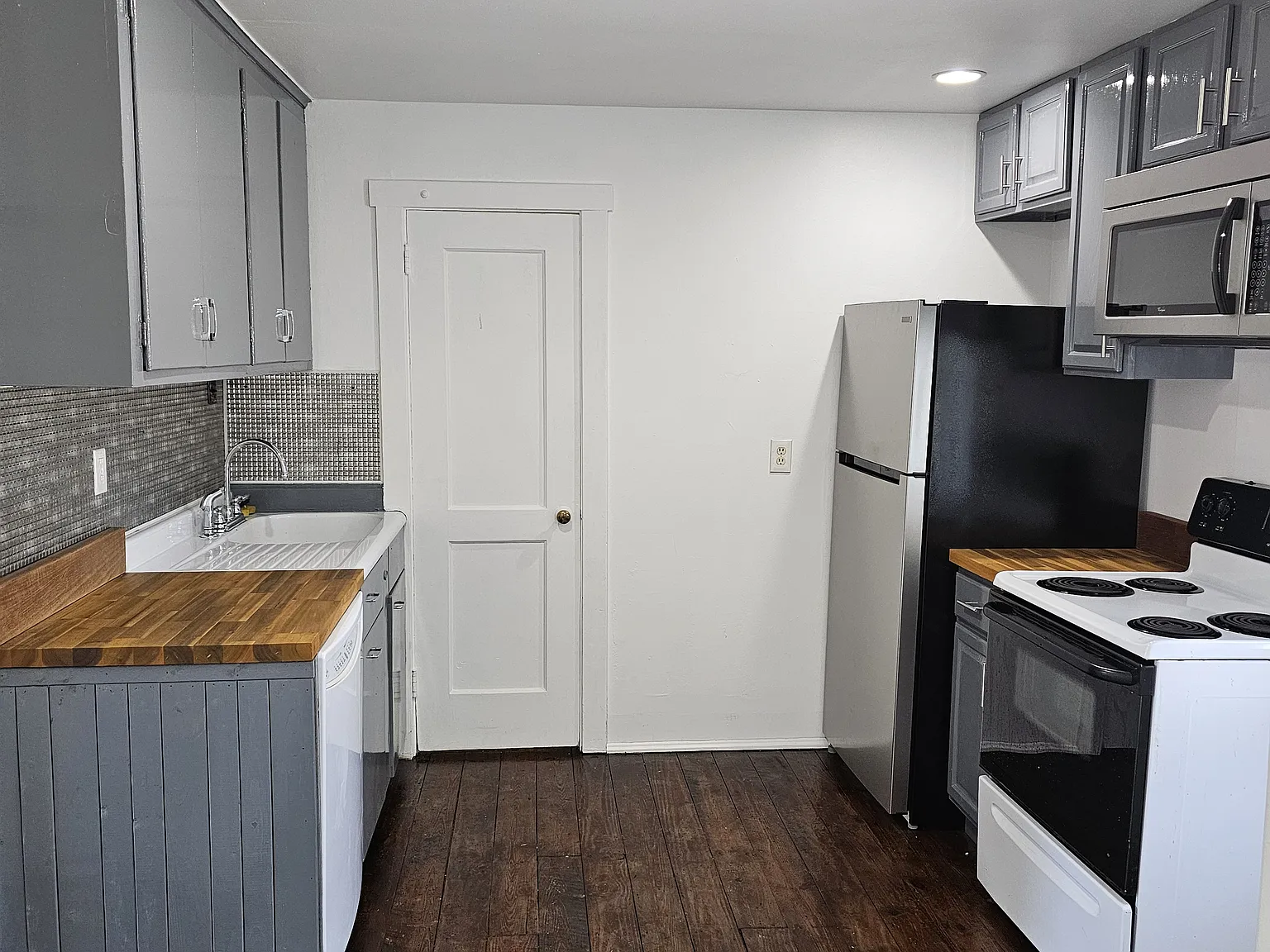 745 rear — Photo 2