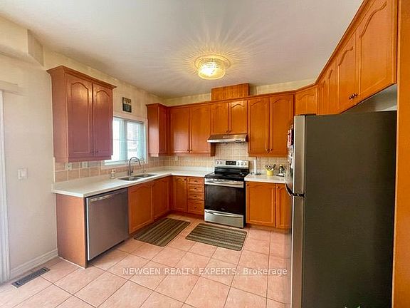 4th image of 42 Crystalview Cres