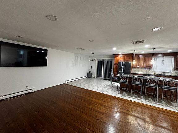 4th image of 720 Warren Ave