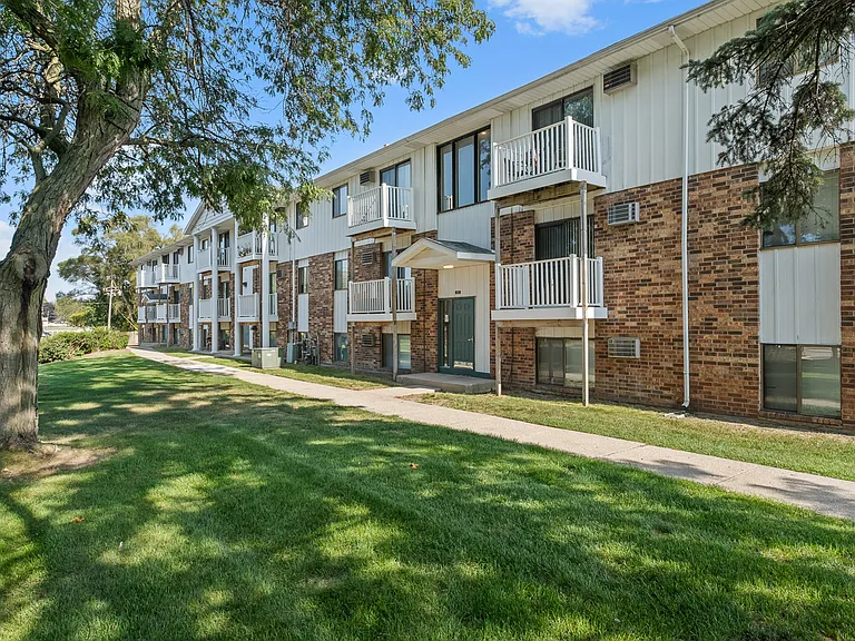 Crossroads Apartments — Photo 14