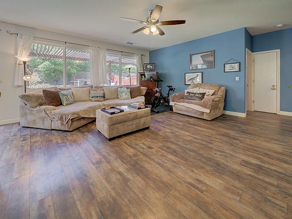 3rd image of 1913 Dawnview Pl
