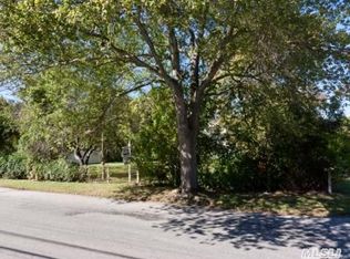 493 S 8th St, Lindenhurst, NY 11757