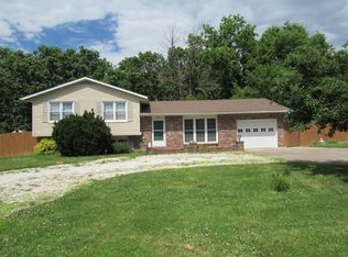 813 Sunset Dr, Macon, MO 63552