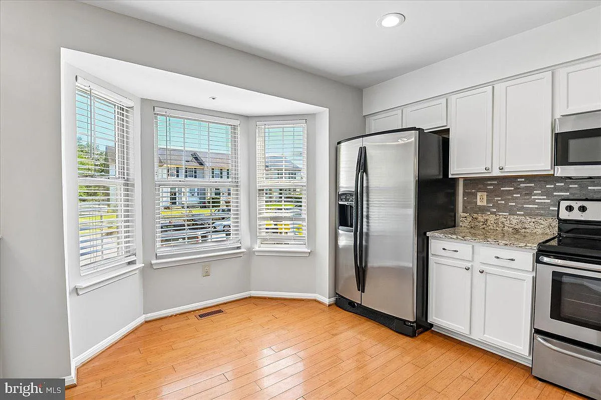 4 bed, 3.5 bath, 1935 sqft, $2,650 — Photo 2
