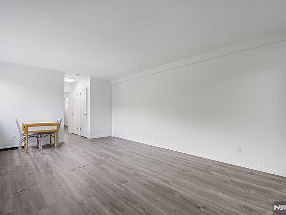 3rd image of 2345 Linwood Avenue