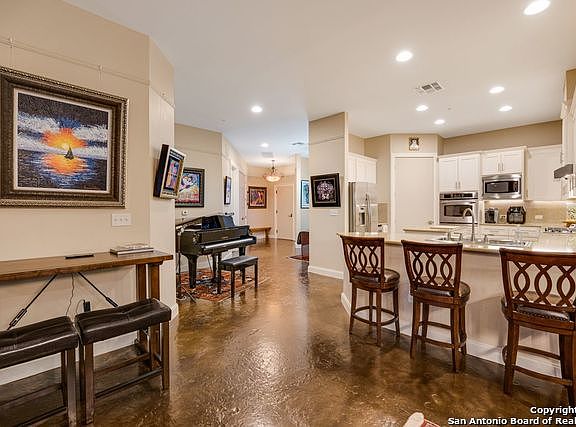 5th image of 230 Dwyer Ave #903