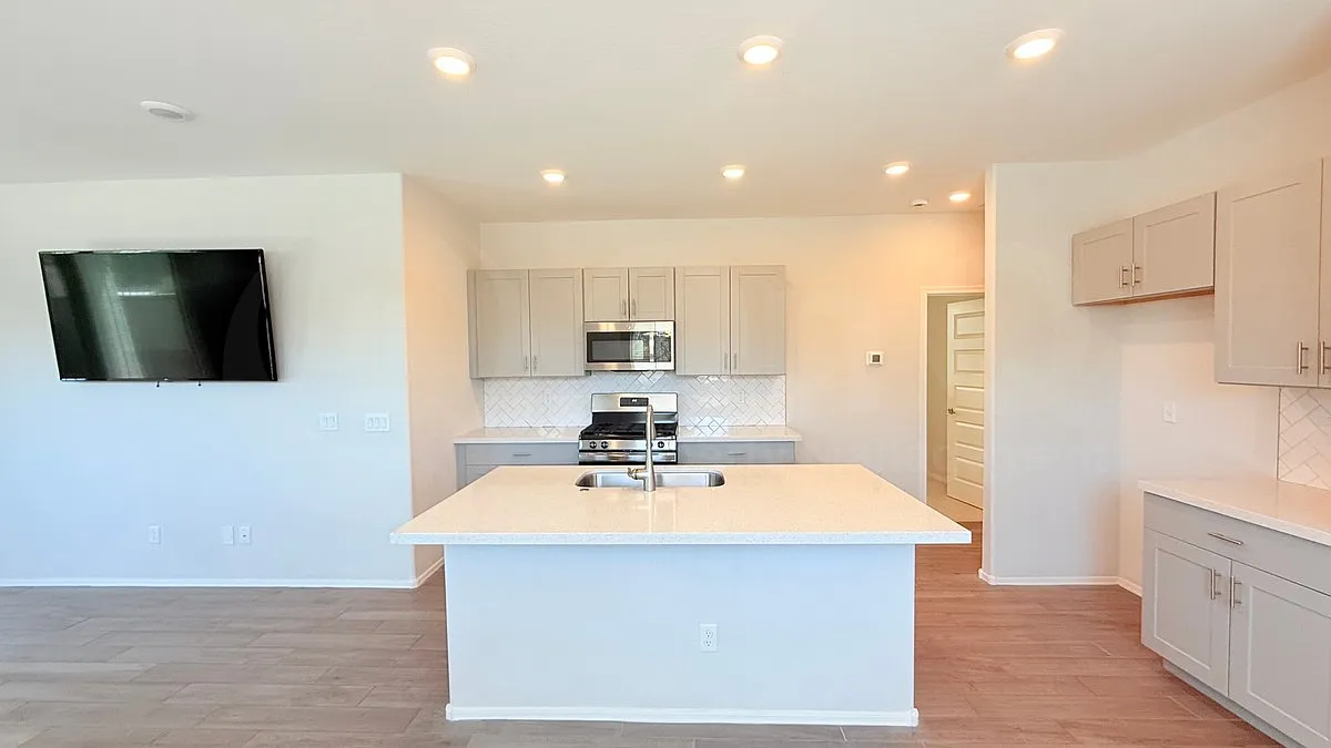 3 bed, 2.0 bath, 1374 sqft, $1,999 — Photo 4
