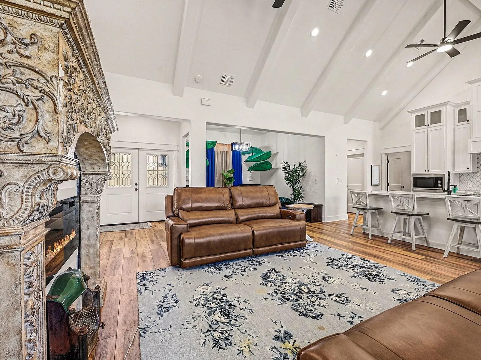 3 bed, 2.0 bath, 2034 sqft, $3,000 — Photo 3