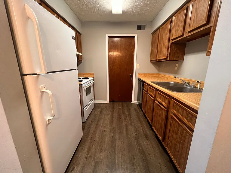 Pecan Manor Apartments — Photo 17