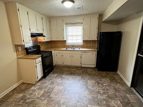 4th image of 413-415 Lexington Dr