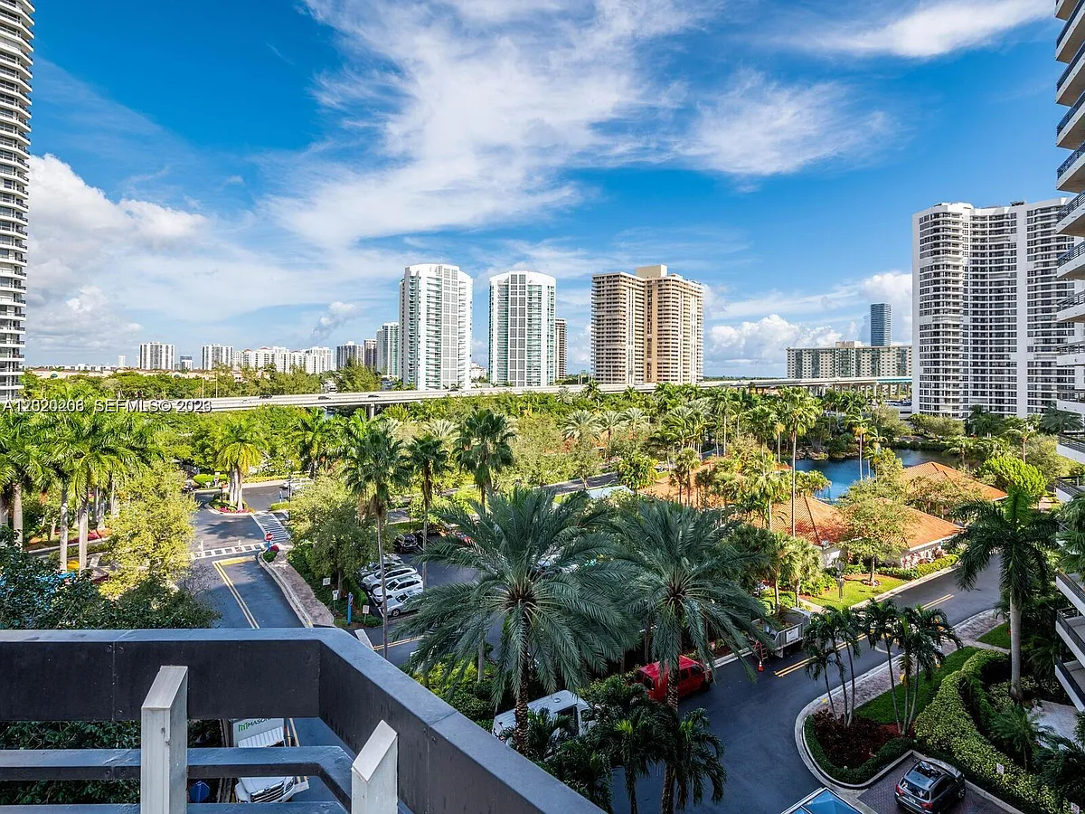 Building Photo - 3600 Mystic Pointe Dr #808