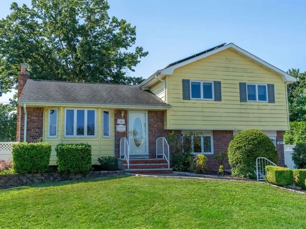 18 Pickwick Drive, Commack, NY 11725