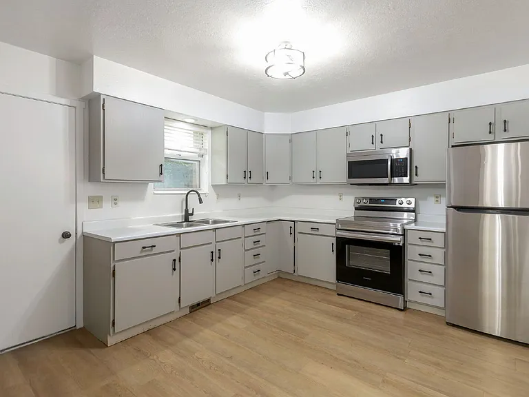 770 N Main St #11 — Photo 8