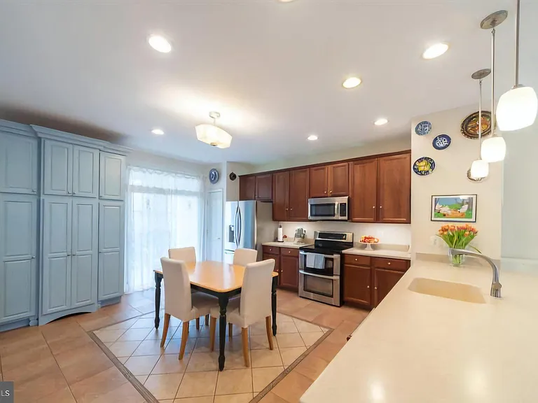 6931 Rolling Creek Way — Photo 4