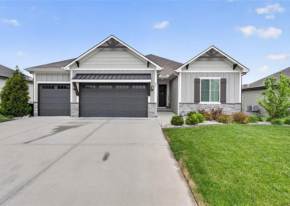 1st image of 227 SW Eagles Ridge Dr