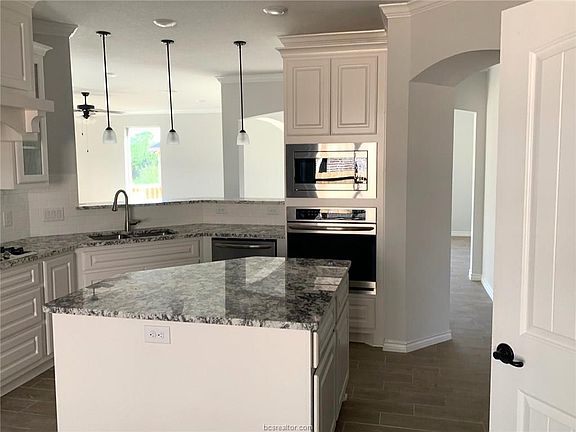 4th image of 2711 Lakewell Ln