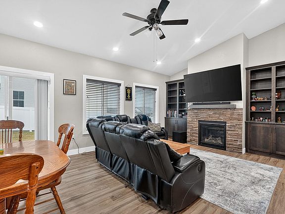 4th image of 611 Rustic Rd