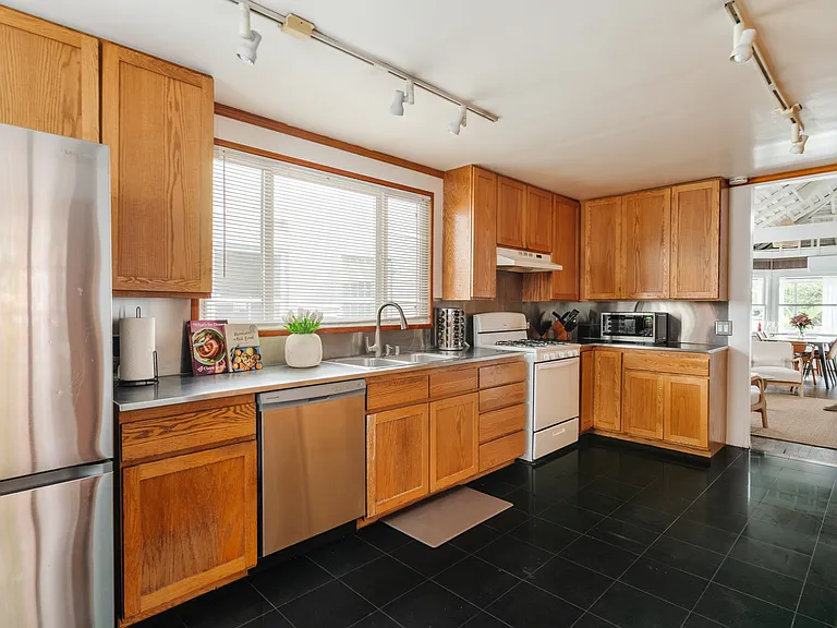 52 Ozone Ave — Photo 26