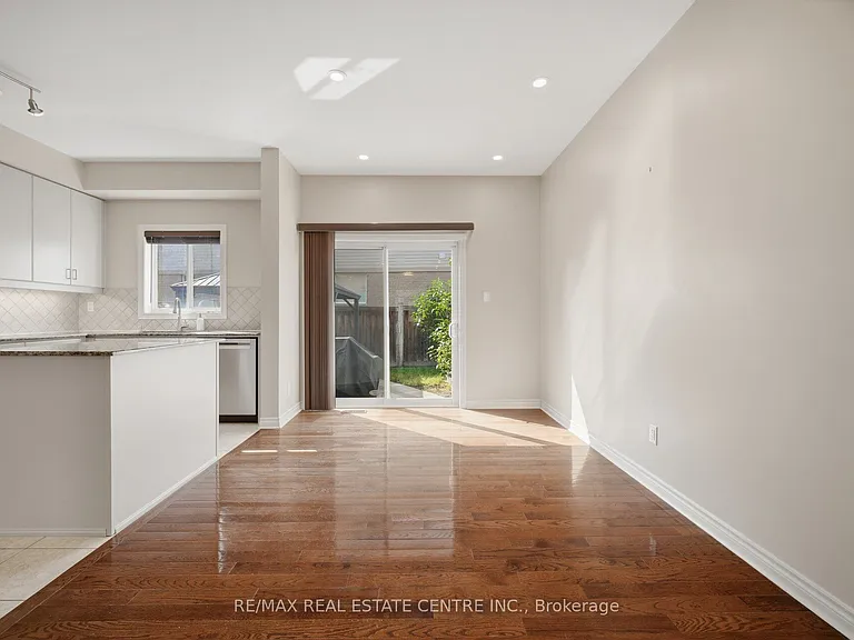 366 Hobbs Cres — Photo 16