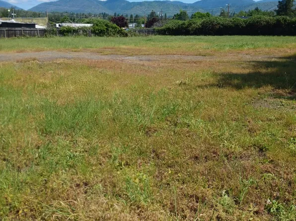 705 Lincoln Rd, Grants Pass, OR 97526