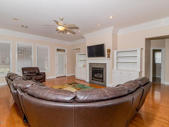 5th image of 1002 Woodridge Dr