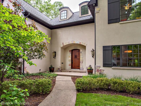 12710 Vernon Ave, Huntington Woods, MI 48070