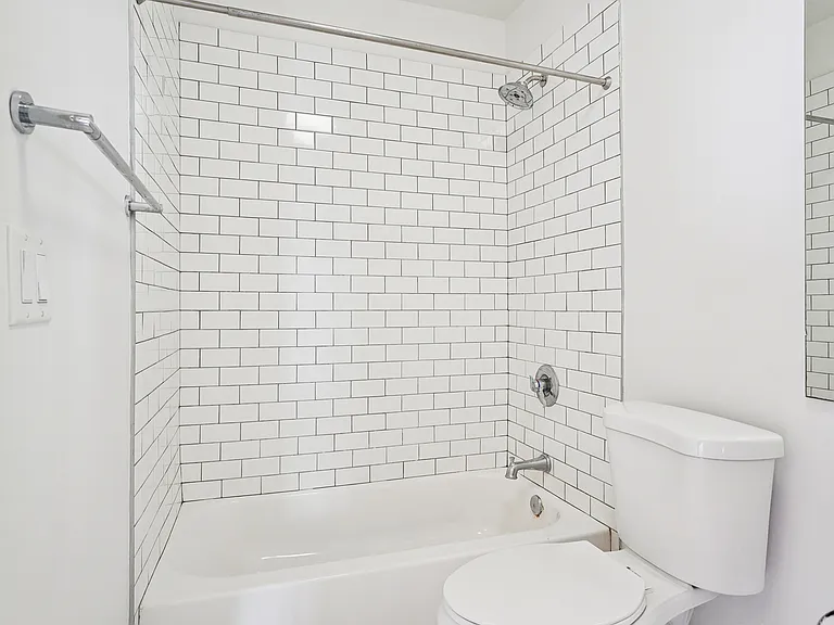 1008 N New Hampshire Ave #1006-1/2 — Photo 14