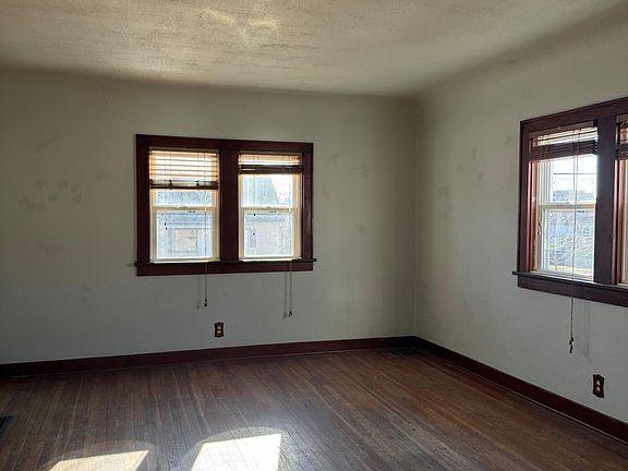 3rd image of 213 E 6th St