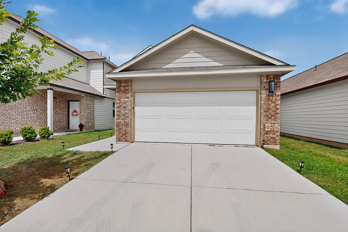 4 bed, 2.5 bath, 2093 sqft, $1,895 — Photo 3