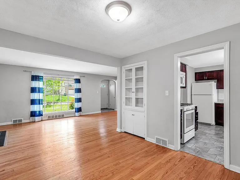 1130 Haselton Rd — Photo 3