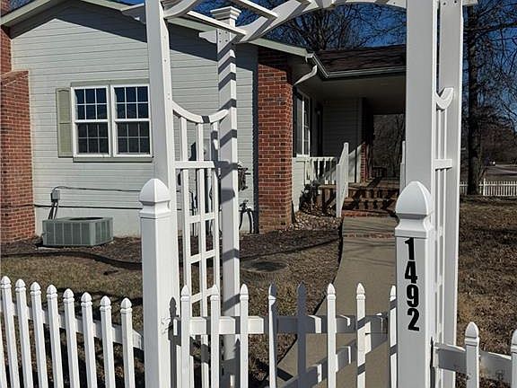 3rd image of 1492 SW Hook Rd