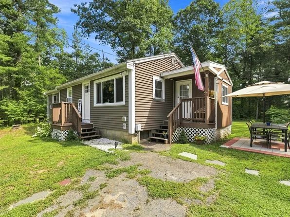 40 Lake Shore Dr, Middleboro, MA 02346