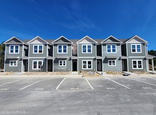 602 Jacks Crossing Dr, Hubert, NC 28539