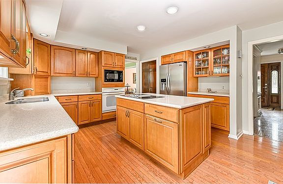 5th image of 2533 Lindenwood Dr