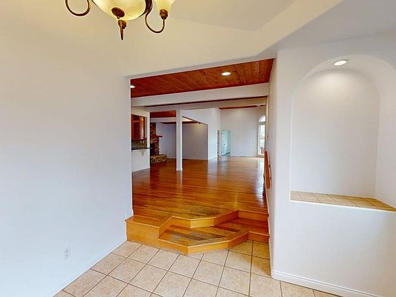 3rd image of 830 Coronado Ave