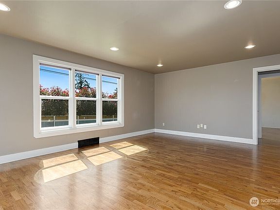 5th image of 809 Rekdal Road