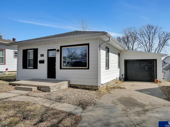 406 S 11th St, Beatrice, NE 68310