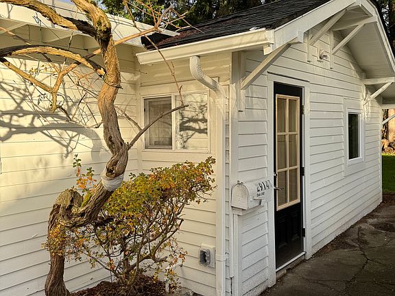 Front entrance Unit#102