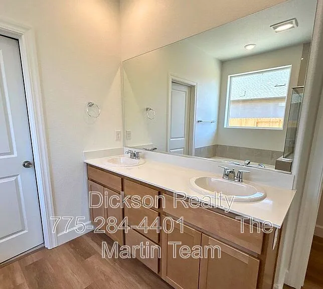 3247 Eleanor Way — Photo 9