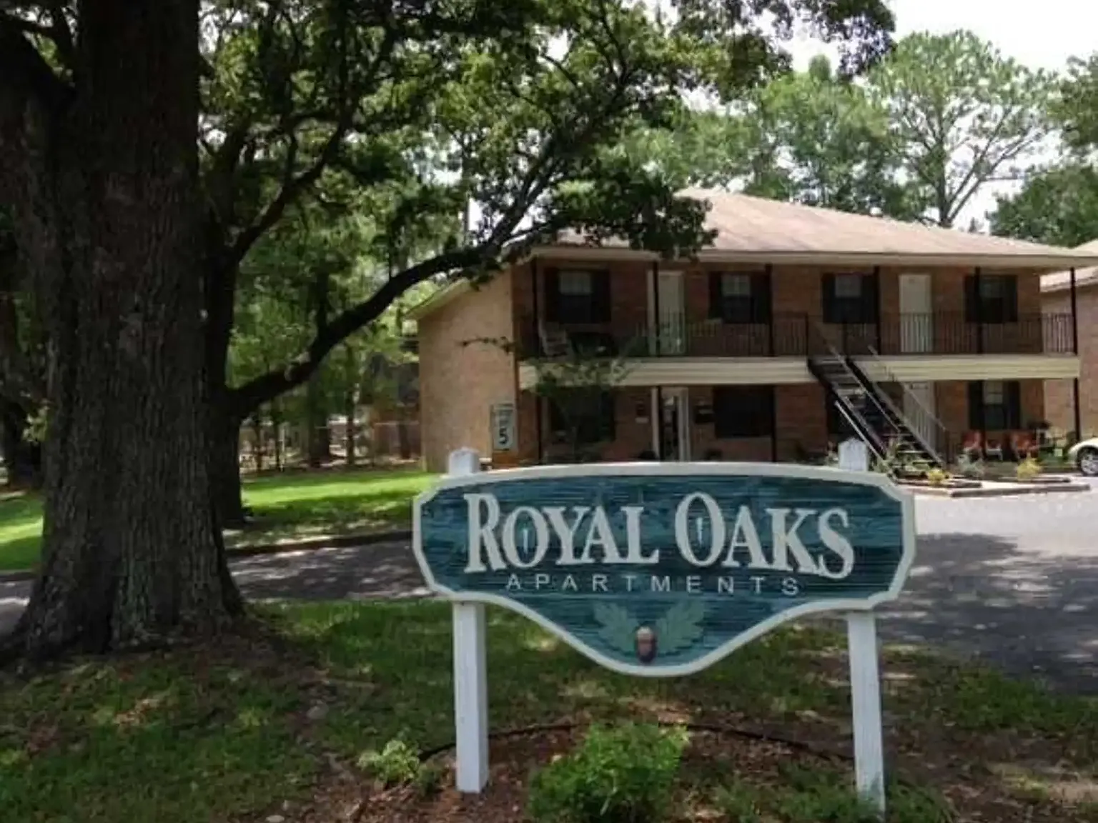 Royal Oaks Apts — Photo 1