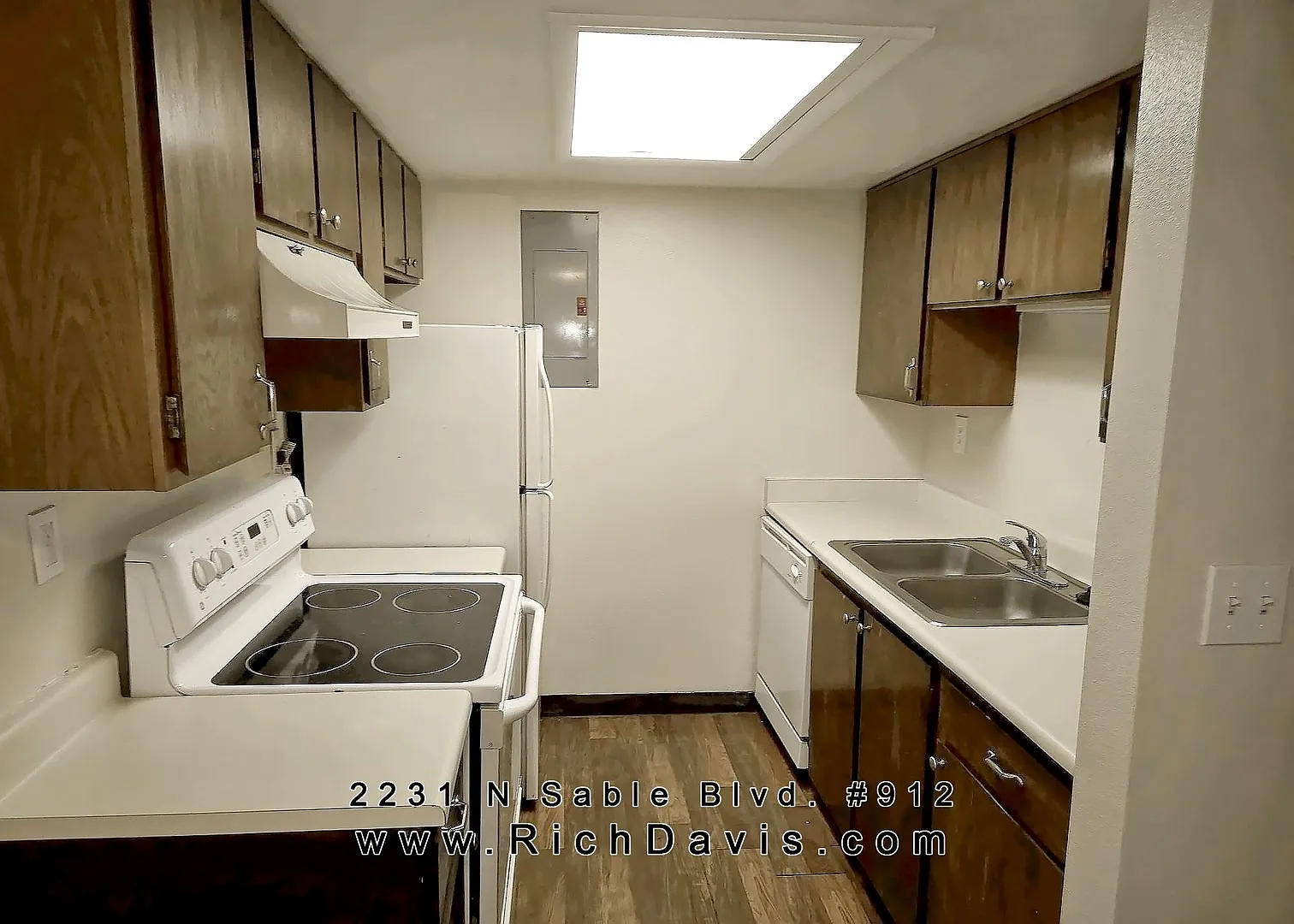 Large 1 bed with washer and dryer hookup — Photo 1