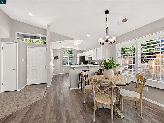 3rd image of 577 Saddleback Cir