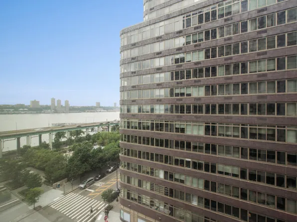 120 Riverside Boulevard image 8 of 24