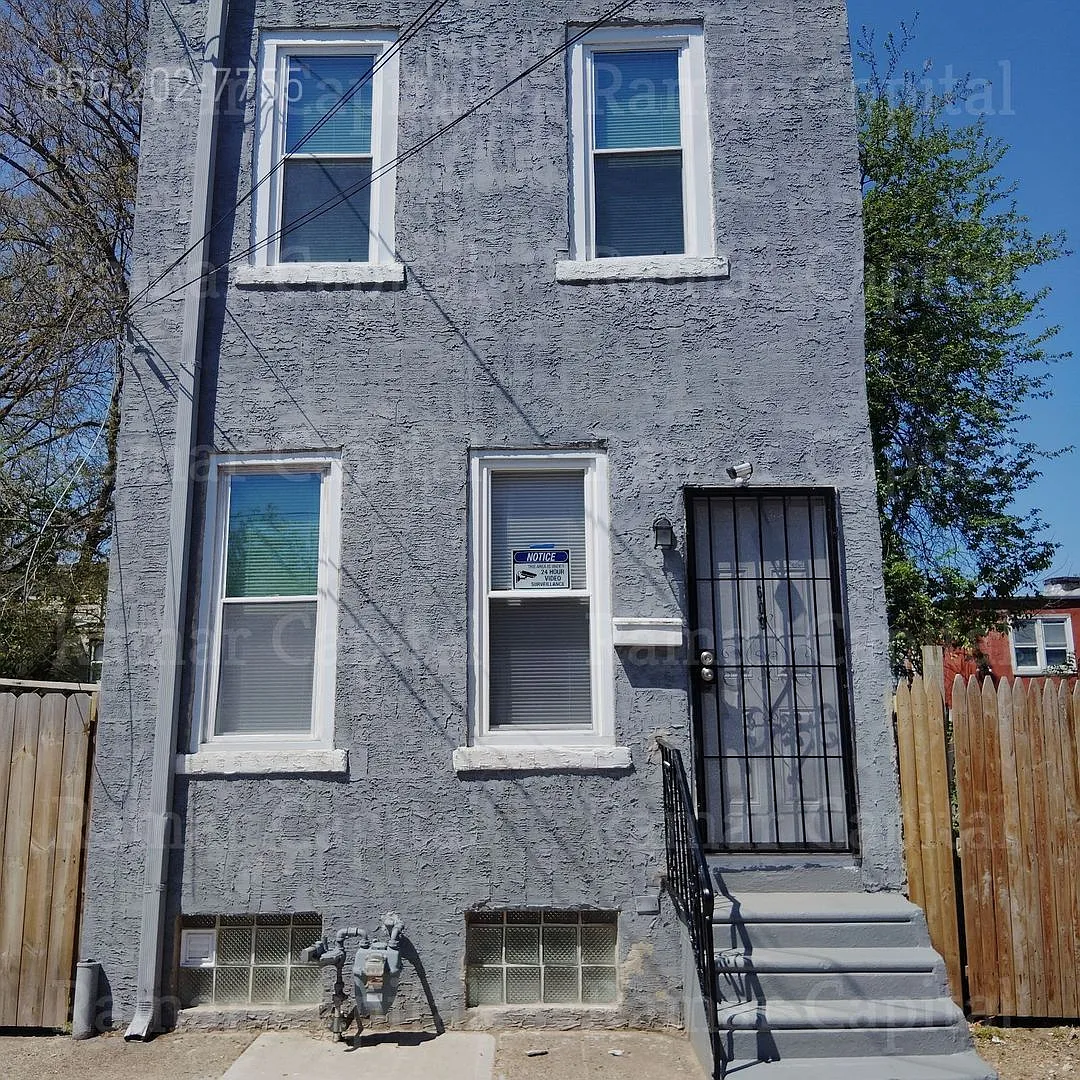 Building Photo - 609 Henry St