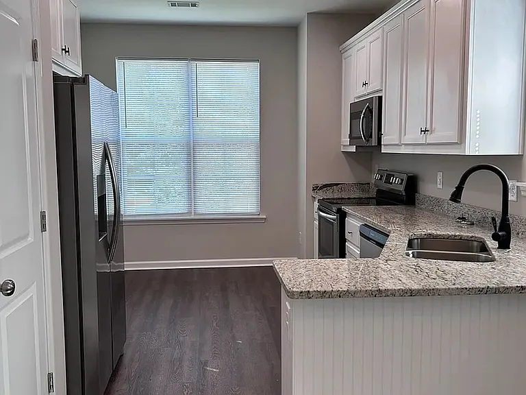 240 Carriage Ln — Photo 8