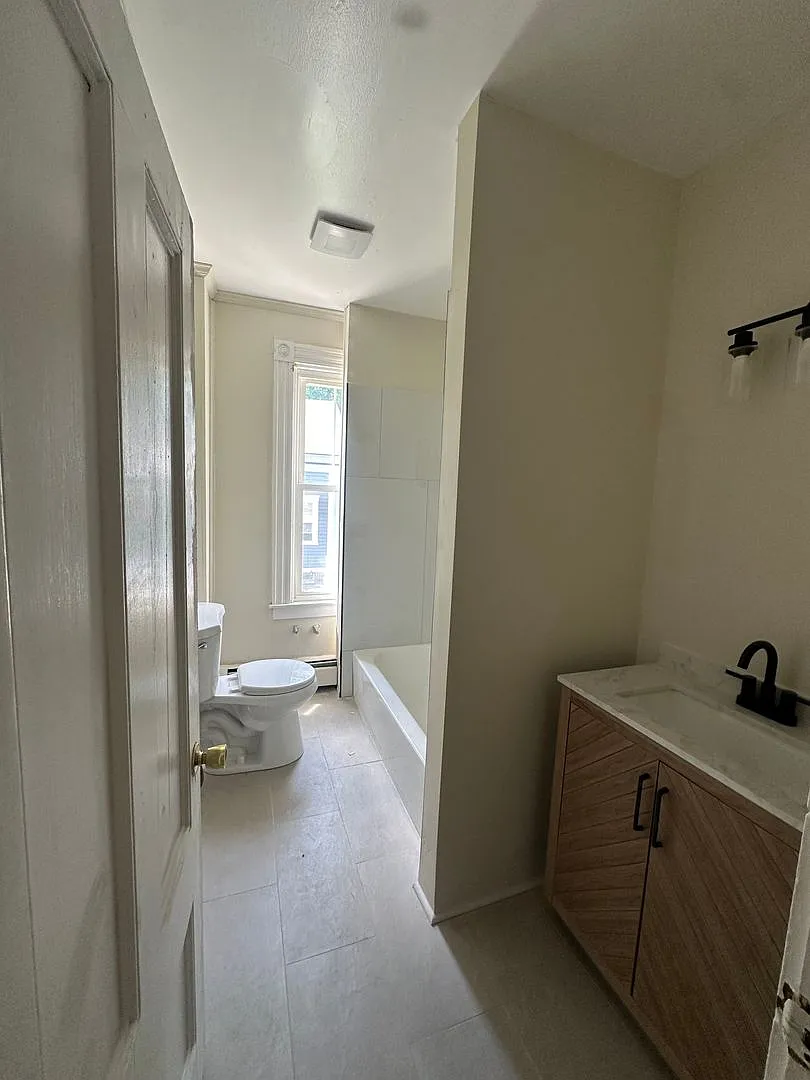Renovated Studio Apartment right off Main St in EG! — Photo 3