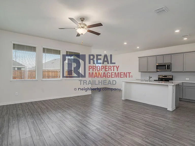 616 Fitzroy Ln — Photo 4