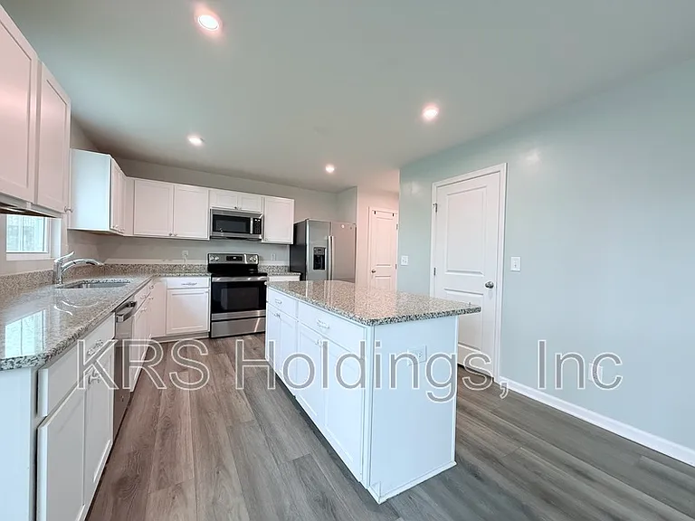 379 Hunting Wood Dr — Photo 7